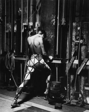 Albert WATSON (*1942, Scotland): Gabrielle Reece, Vivienne Westwood Comédie Française, Paris – Christophe Guye Galerie
