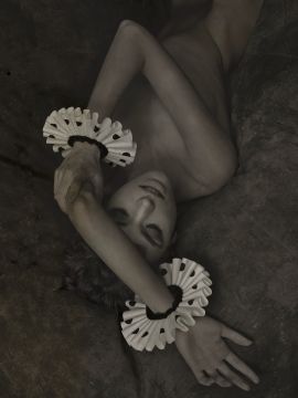 Albert WATSON (*1942, Scotland): Cora Keegan, 'Dreamscape', New York City – Christophe Guye Galerie