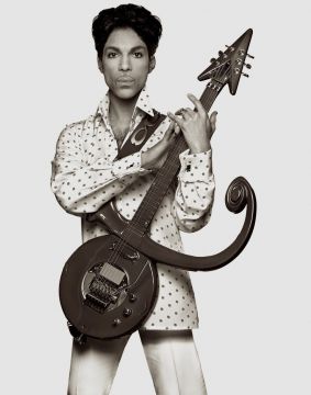 Albert WATSON (*1942, Scotland): Prince with Guitar, Cleveland – Christophe Guye Galerie