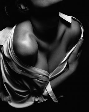 Albert WATSON (*1942, Scotland): Charlotte in Prada blouse, Milan, Italy – Christophe Guye Galerie