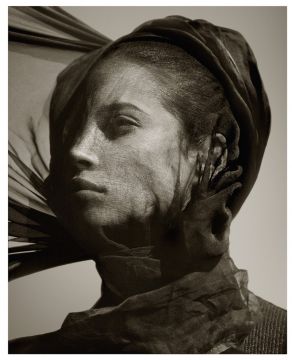 Albert WATSON (*1942, Scotland): Christy Turlington, Luxor, Egypt – Christophe Guye Galerie