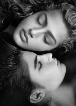 Albert WATSON (*1942, Scotland): Gabrielle Reece and Michaela Bercu, Los Angeles – Christophe Guye Galerie