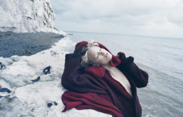 Emma SUMMERTON (*1970, Australia): Hannah in Red – Christophe Guye Galerie