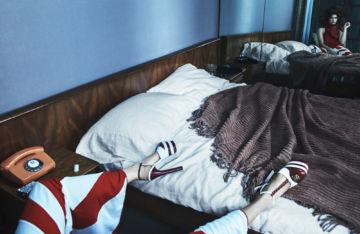 Emma SUMMERTON (*1970, Australia): Julia in Bed with Gucci Heels – Christophe Guye Galerie