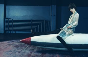Emma SUMMERTON (*1970, Australia): Raquel on a Rocket – Christophe Guye Galerie