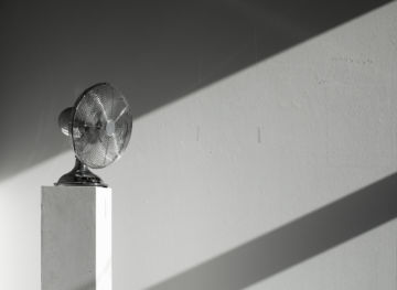 Esther MATHIS (*1985, Switzerland): He wondered if he was watching her – Christophe Guye Galerie