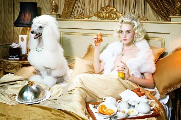 Miles ALDRIDGE (*1964, Great Britain): Dog Lady #2 – Christophe Guye Galerie