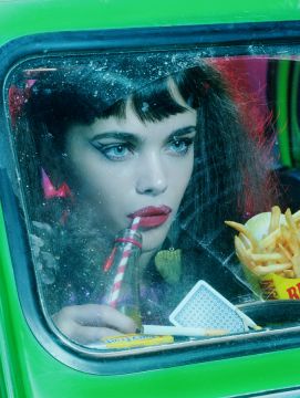 Miles ALDRIDGE (*1964, Great Britain): Five Girls in a Car #3 – Christophe Guye Galerie