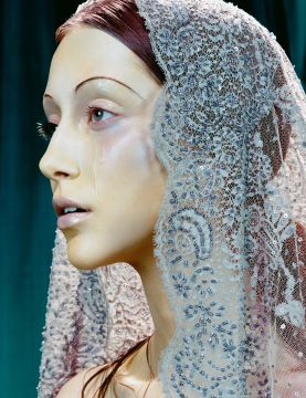 Miles ALDRIDGE (*1964, Great Britain): Immaculée #1 – Christophe Guye Galerie