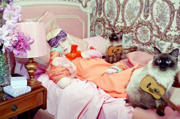 Miles ALDRIDGE (*1964, Great Britain): Cat Story #2 – Christophe Guye Galerie