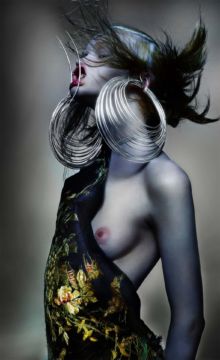 Nick KNIGHT (*1958, Great Britain): Stella Lucia Deopito Profile wearing Alexander McQueen – Christophe Guye Galerie