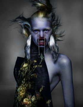 Nick KNIGHT (*1958, Great Britain): Stella Lucia Deopito wearing Alexander McQueen – Christophe Guye Galerie