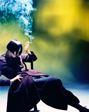 Nick KNIGHT (*1958, Great Britain): Susie Smoking, Susie Bick for Yohji Yamamoto – Christophe Guye Galerie