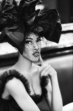Ellen VON UNWERTH (*1954, Germany): "Take the bow", Deon Bray for Vogue US – Christophe Guye Galerie