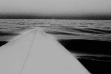 Anthony FRIEDKIN (*1949, America): Surfboard with Setting Sun, Santa Monica, California, U.S.A. – Christophe Guye Galerie