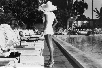 Anthony FRIEDKIN (*1949, America): Woman by the Pool, Beverly Hills Hotel, Beverly Hills, California, U.S.A. – Christophe Guye Galerie