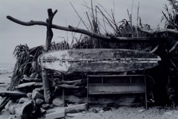 Anthony FRIEDKIN (*1949, America): Old Surfboard, Topanga Beach, California, U.S.A. – Christophe Guye Galerie