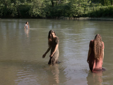 Lucas FOGLIA (*1983, America): Jasmine, Hannah and Cecilia Swimming, Tennessee, from the series 'A Natural Order' – Christophe Guye Galerie